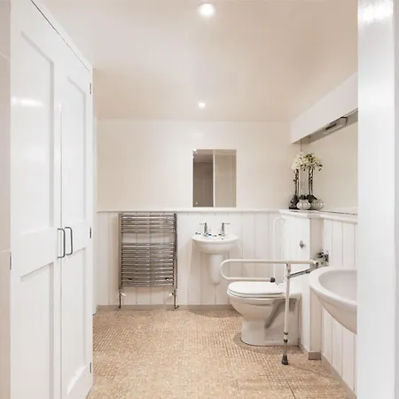 Royal Discovery 2* Whitby